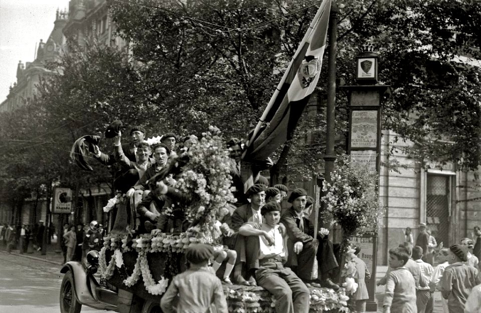 Tripulación de la trainera San Pedro 'Aita Sanpedrukua' celebrando la Victoria de la Bandera de la Concha (1 de 3) - Fondo Car-Kutxa Fototeka