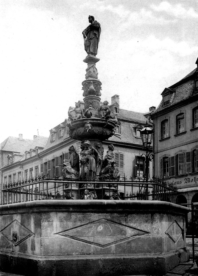 Trier, Petersbrunnen auf dem Hauptmarkt Charles Bernhoeft