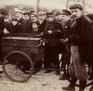 Triporteur participant à une course à Paris en janvier 1902