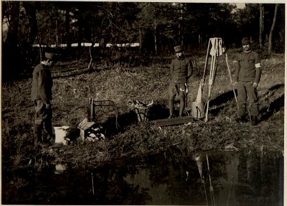 Trinkwasserbereiter nach Henneberg in Tätigkeit. (BildID 15471114)