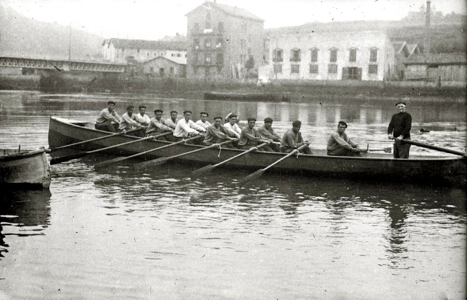Tripulación de la trainera de Orio en el río oria (1 de 1) - Fondo Car-Kutxa Fototeka