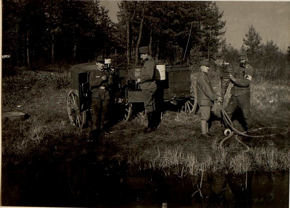 Trinkwasserbereiter nach Warchalowski in Aufstellung begriffen. (BildID 15471128)