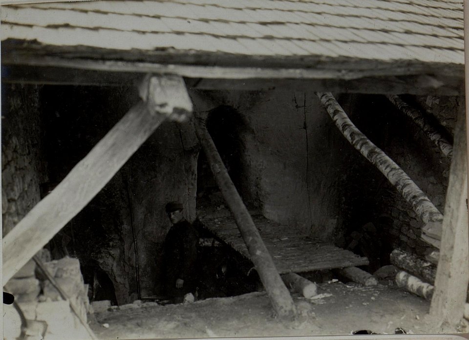 Trockenofen für Hochspannungs - Hindernispflöcke im Aufbau. (Von Innen gesehen.) (BildID 15453725)