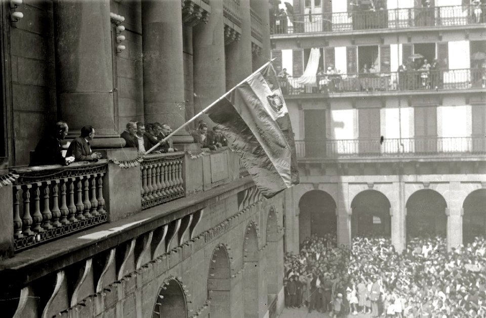 Tripulación de la trainera San Pedro 'Aita Sanpedrukua' celebrando la Victoria de la Bandera de la Concha (2 de 3) - Fondo Car-Kutxa Fototeka