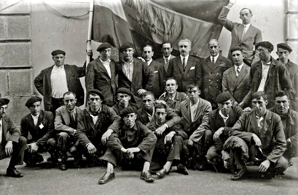 Tripulación de la trainera San Pedro 'Aita Sanpedrukua' celebrando la Victoria de la Bandera de la Concha (3 de 3) - Fondo Car-Kutxa Fototeka