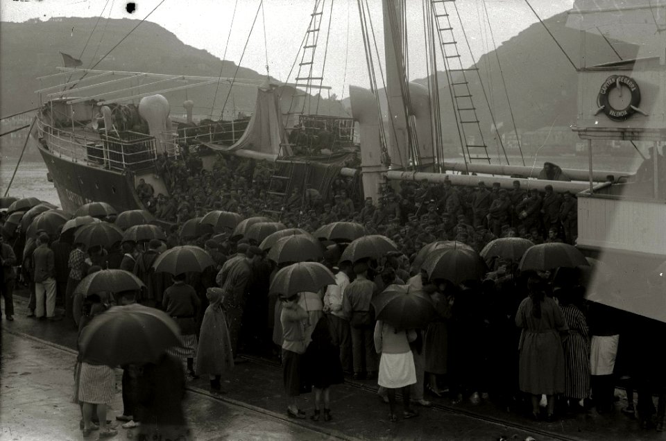 Tropas embarcando en el puerto de Pasaia con destino a la contienda africana (3 de 10) - Fondo Car-Kutxa Fototeka