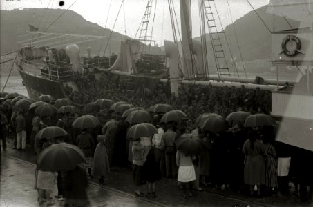 Tropas embarcando en el puerto de Pasaia con destino a la contienda africana (3 de 10) - Fondo Car-Kutxa Fototeka