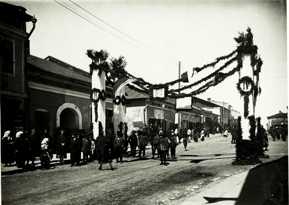Triumphbogen am Ringplatz in Kalusz, 4. Mai 1917. (BildID 15590970)