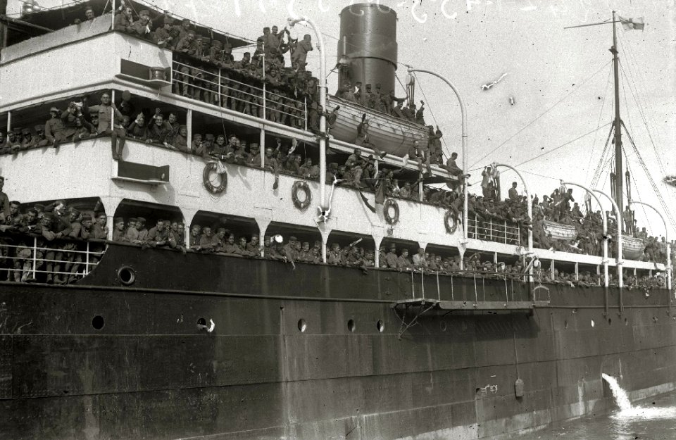 Tropas embarcando en el puerto de Pasaia con destino a la contienda de África (1 de 20) - Fondo Car-Kutxa Fototeka