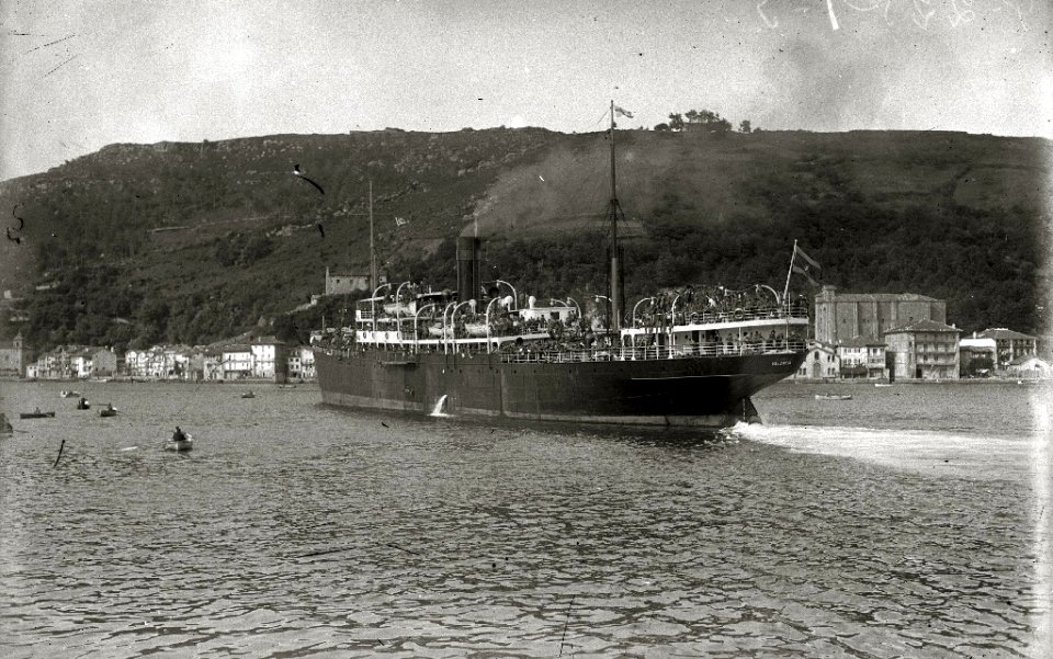Tropas embarcando en el puerto de Pasaia con destino a la contienda de África (2 de 20) - Fondo Car-Kutxa Fototeka