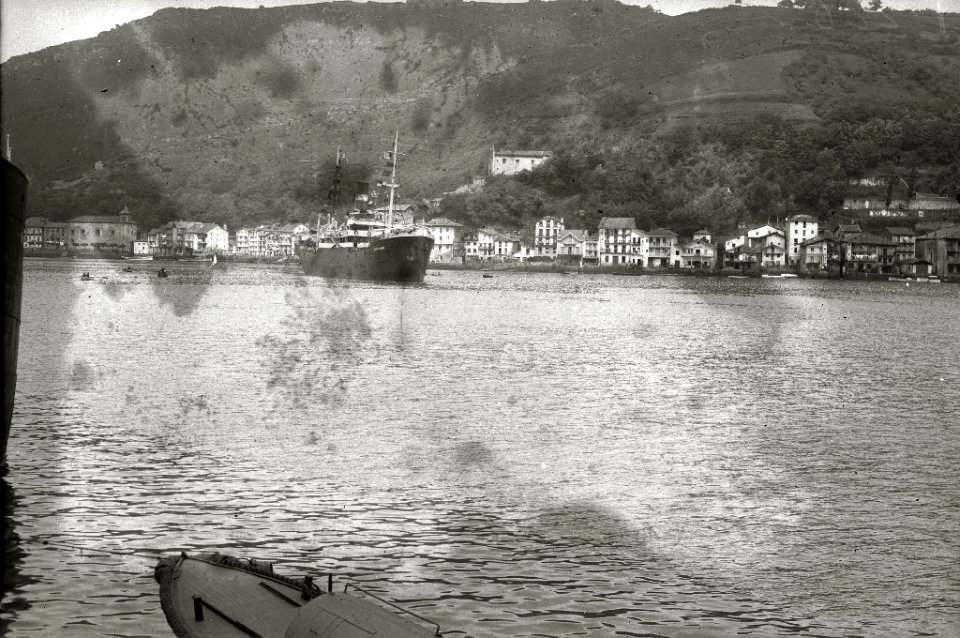 Tropas embarcando en el puerto de Pasaia con destino a la contienda africana (2 de 10) - Fondo Car-Kutxa Fototeka