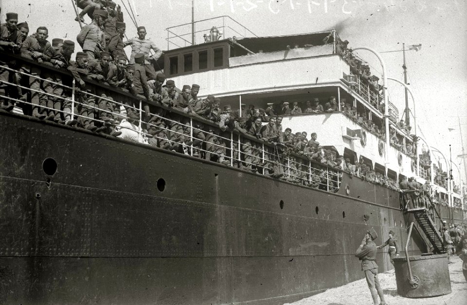 Tropas embarcando en el puerto de Pasaia con destino a la contienda de África (8 de 20) - Fondo Car-Kutxa Fototeka