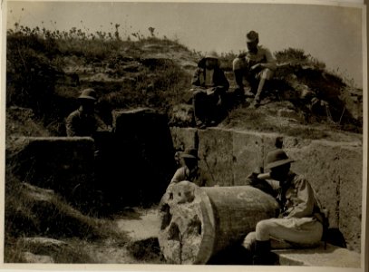 Troja, Steingang mit Felsenbrunnen. (BildID 15546423)