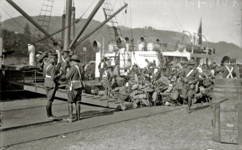 Tropas en el puerto de Pasaia antes de partir a la guerra de África (4 de 5) - Fondo Car-Kutxa Fototeka