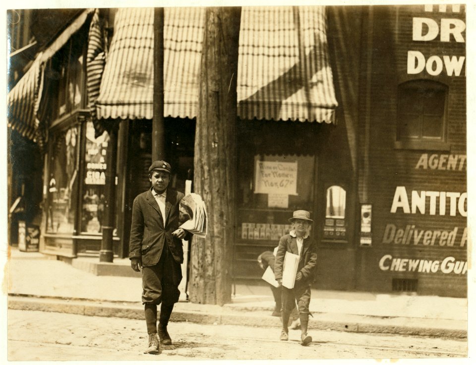 Truants selling papers at Jefferson and Washington 11 A.M. Monday, May 9th, 1910. Smallest boy is Marvin Adams, 2637 Washington Ave. Said he got his papers 'off'n de other feller.' LOC nclc.03491
