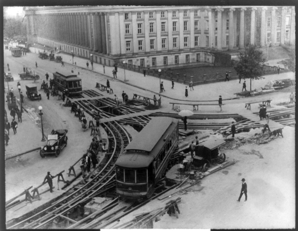Trolley car passing street construction at corner of Pennsylvania & F. St., looking toward Treasury Building, Washington, D.C. LCCN2001706145