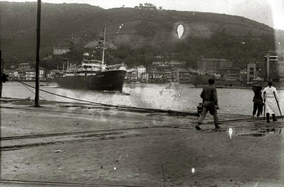 Tropas embarcando en el puerto de Pasaia con destino a la contienda africana (4 de 10) - Fondo Car-Kutxa Fototeka
