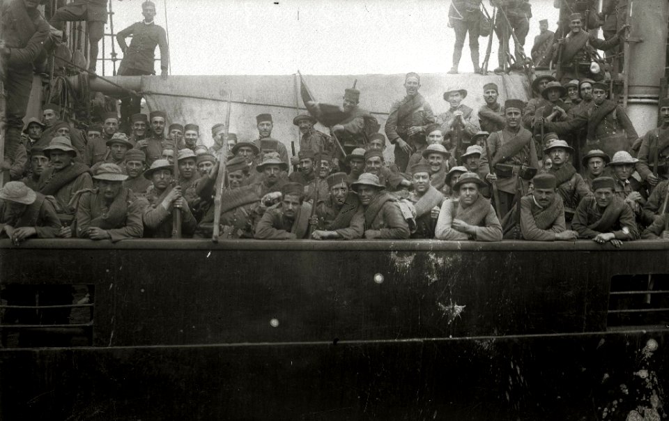 Tropas embarcando en el puerto de Pasaia con destino a la contienda africana (8 de 10) - Fondo Car-Kutxa Fototeka