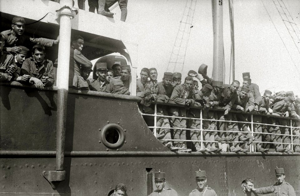 Tropas embarcando en el puerto de Pasaia con destino a la contienda de África (10 de 20) - Fondo Car-Kutxa Fototeka