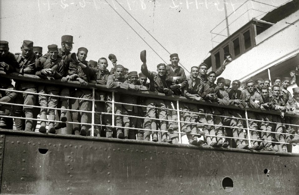 Tropas embarcando en el puerto de Pasaia con destino a la contienda de África (11 de 20) - Fondo Car-Kutxa Fototeka