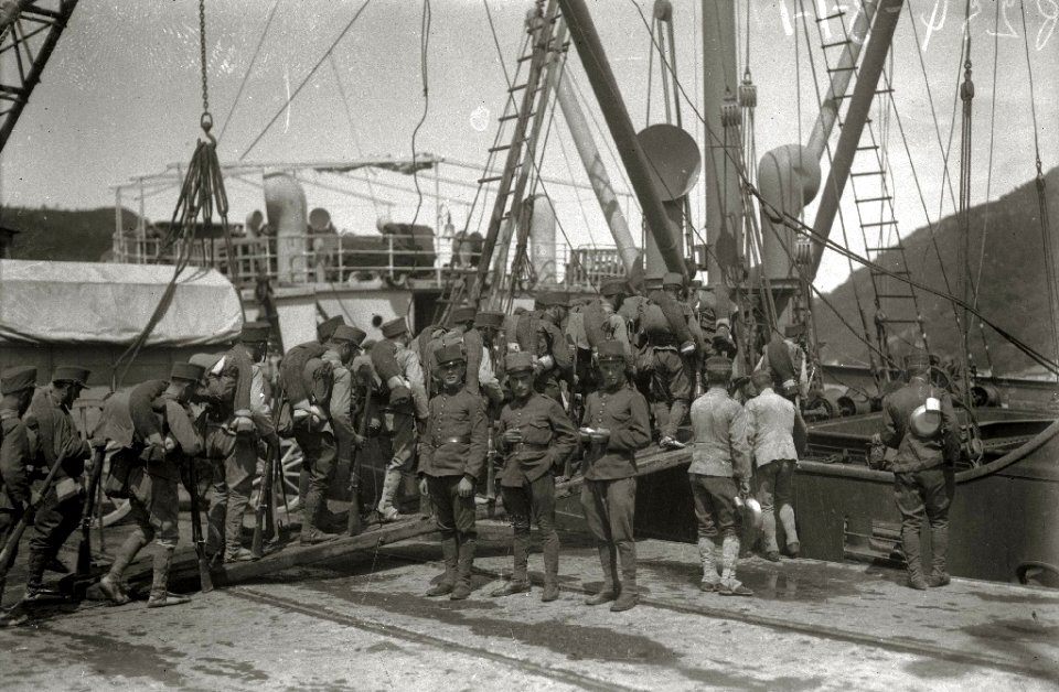 Tropas embarcando en el puerto de Pasaia con destino a la contienda de África (17 de 20) - Fondo Car-Kutxa Fototeka
