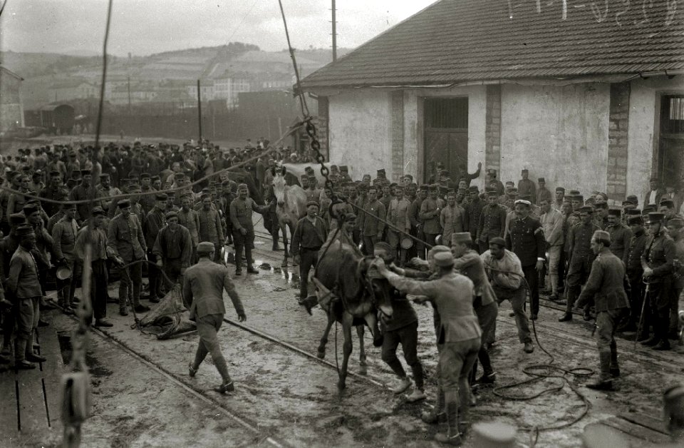 Tropas embarcando en el puerto de Pasaia con destino a la contienda de África (19 de 20) - Fondo Car-Kutxa Fototeka