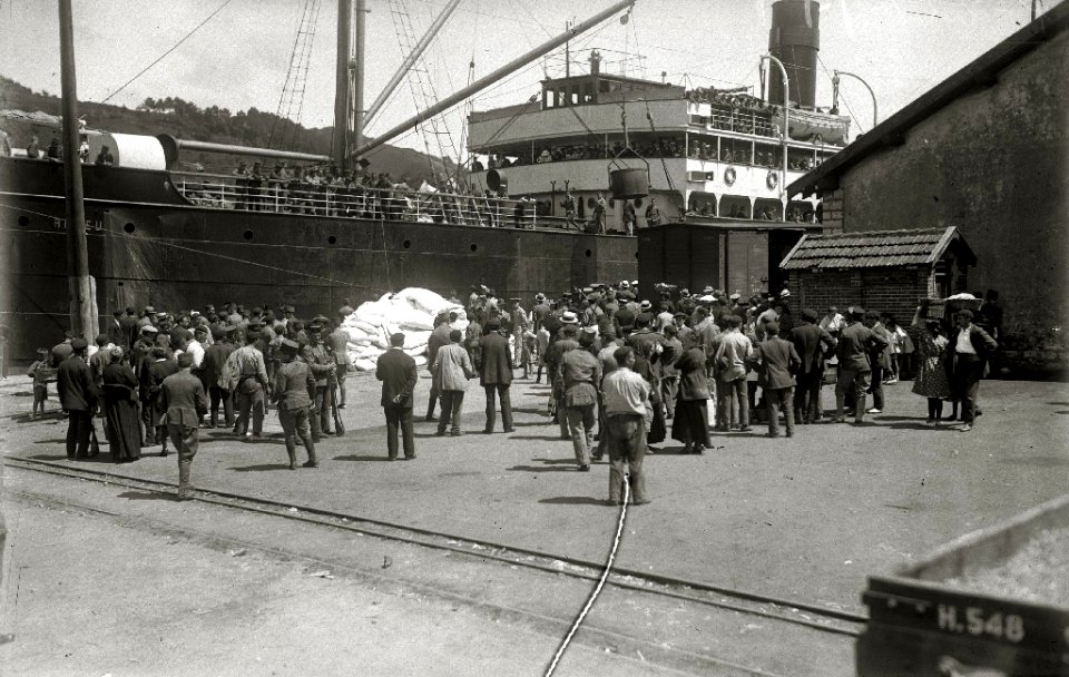Tropas embarcando en el puerto de Pasaia con destino a la contienda de África (3 de 20) - Fondo Car-Kutxa Fototeka