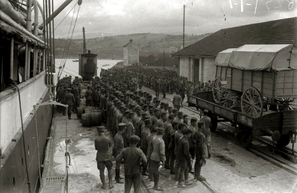 Tropas embarcando en el puerto de Pasaia con destino a la contienda de África (20 de 20) - Fondo Car-Kutxa Fototeka