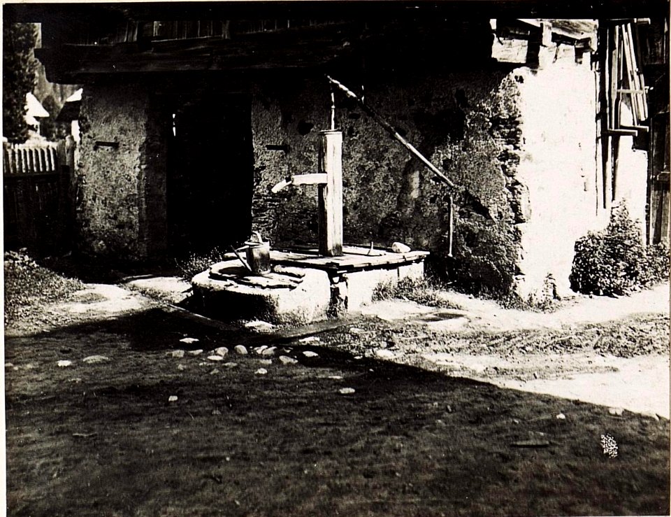 Tropolach.Verseuchter Brunnen neben einem Stalle. (BildID 15496185)