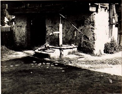 Tropolach.Verseuchter Brunnen neben einem Stalle. (BildID 15496185)