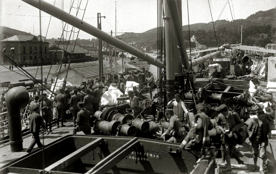 Tropas embarcando en el puerto de Pasaia con destino a la contienda de África (14 de 20) - Fondo Car-Kutxa Fototeka