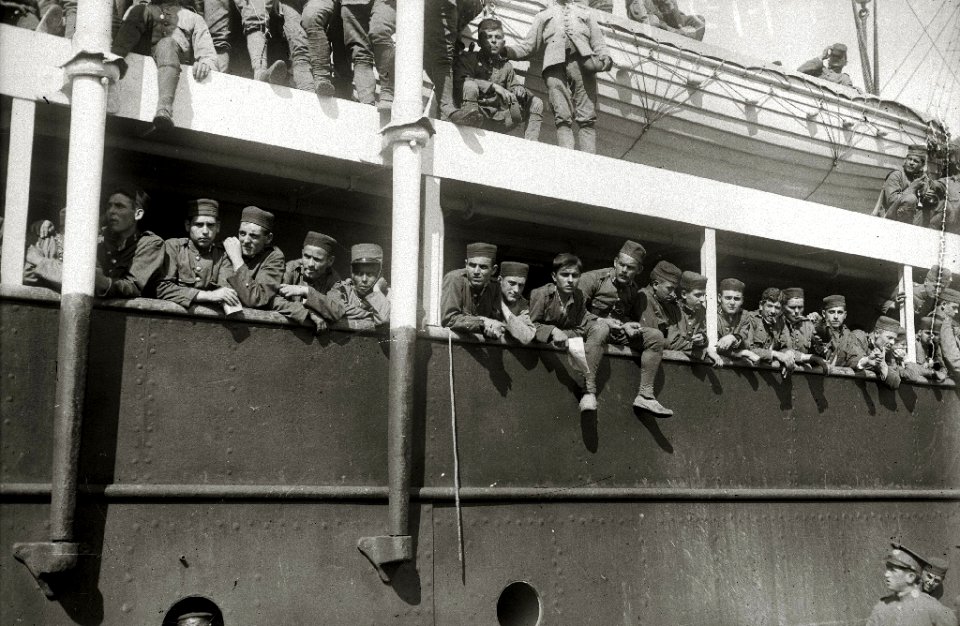 Tropas embarcando en el puerto de Pasaia con destino a la contienda de África (7 de 20) - Fondo Car-Kutxa Fototeka