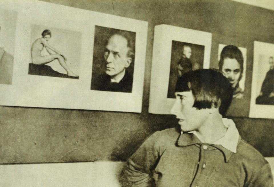 Trude Fleischmann (1895–1990) in front of her photographs; a. 1930 © Annie (Anna) Schulz