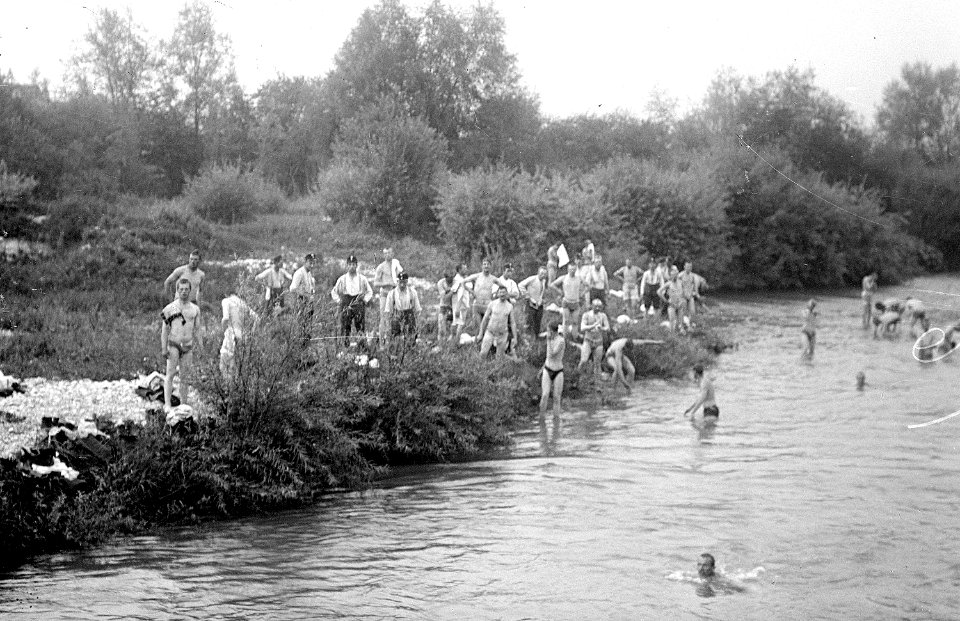 Truppe beim Waschen im Fluss - CH-BAR - 3236467
