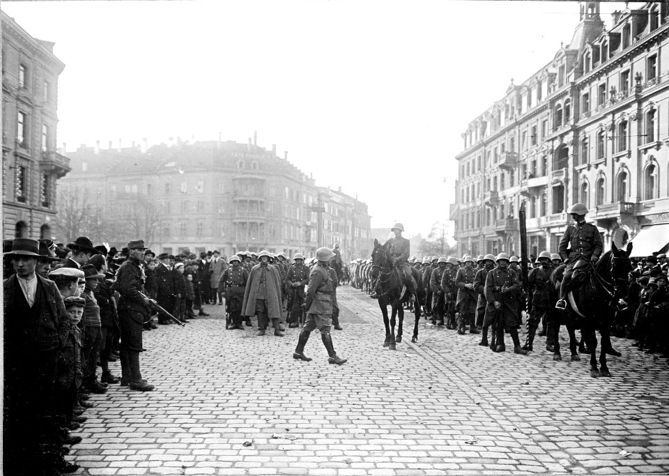 Truppen auf den Bubenbergplatz während Landesstreik - CH-BAR - 3241475