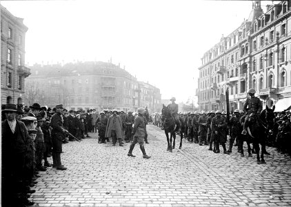 Truppen auf den Bubenbergplatz während Landesstreik - CH-BAR - 3241475