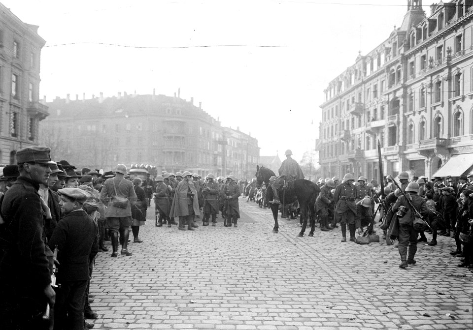 Truppen während des Landesstreiks auf dem Bubenbergplatz - CH-BAR - 3241476