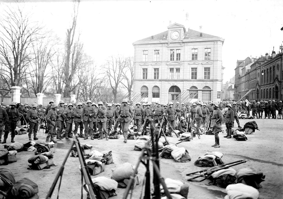 Truppen auf dem Waisenhausplatz während des Landesstreiks - CH-BAR - 3241471