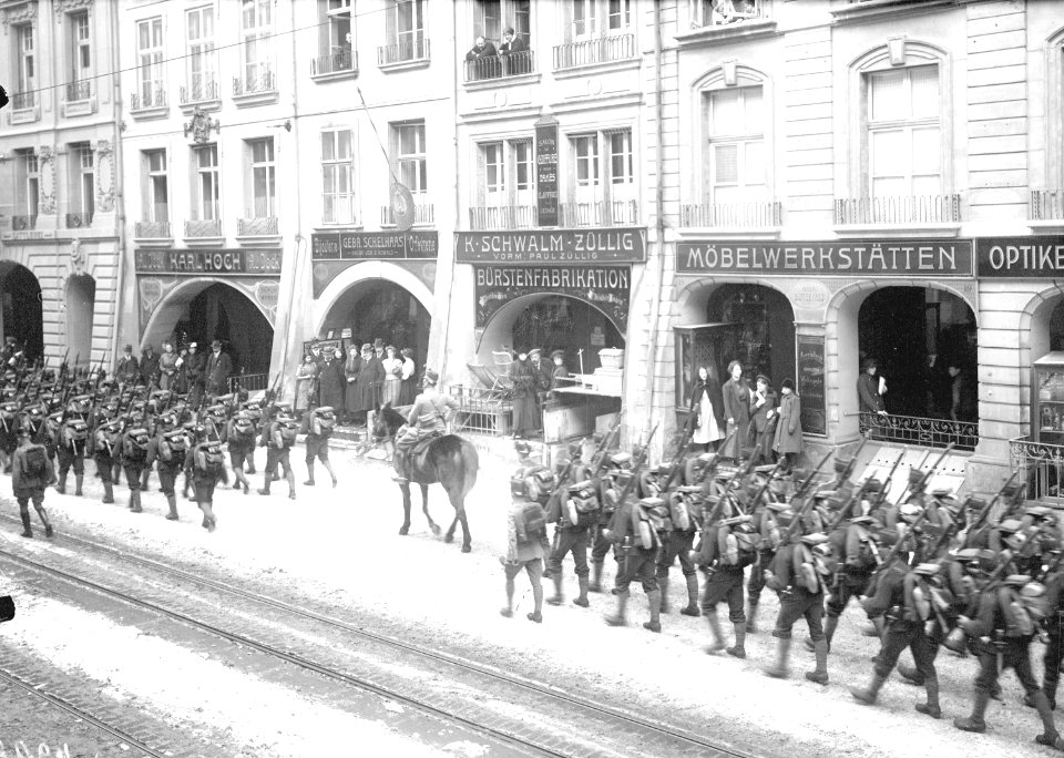 Truppen der Division 3 marschieren durch Bern - CH-BAR - 3240263