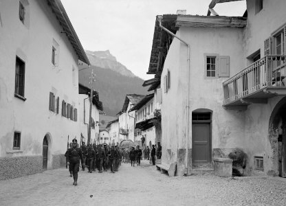 Truppen auf dem Marsch durch St. Maria (Münstertal) - CH-BAR - 3238733