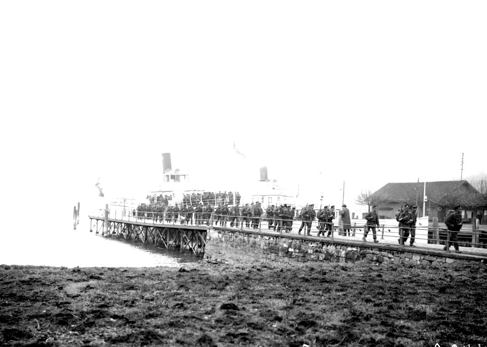 Truppen verlassen den Dampfer im Hafen von Flüelen - CH-BAR - 3240397