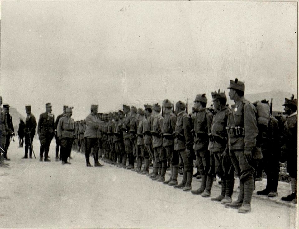 Truppeninspizierung. Aufgenommen an lässlich einer Inspizierungsreise nach Skutari am 23. Februar 1916. (BildID 15532682)