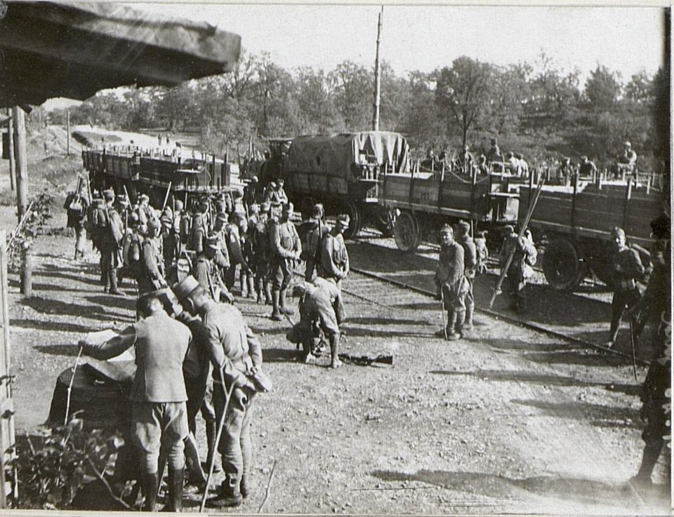 Truppentransporte m.d.Feldbahn a.d.Isonzofront.16.9.17. (BildID 15605445)