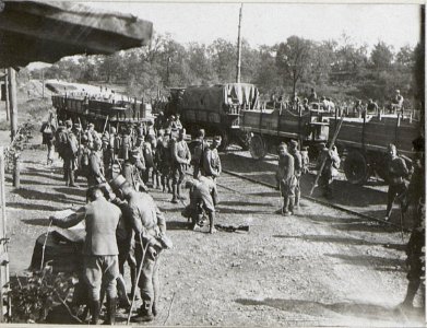 Truppentransporte m.d.Feldbahn a.d.Isonzofront.16.9.17. (BildID 15605445)