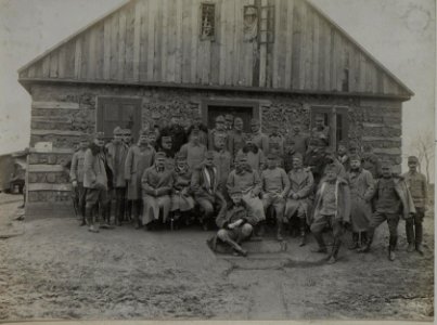 Truppenaufnahme des k.u.k.10.Korpskommando in Kopcza, 10.1.1916 (BildID 15455569)