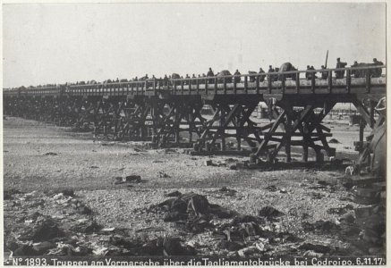 Truppen am Vormarsche über die Tagliamentobrücke bei Codroipo.6.11.17. (BildID 15609678)