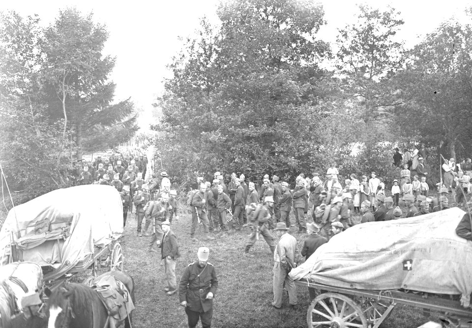 Truppen marschieren über die Schiffsbrücke über die Aare - CH-BAR - 3239934