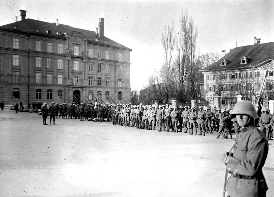 Truppen während des Landesstreiks auf dem Waisenhausplatz - CH-BAR - 3241469