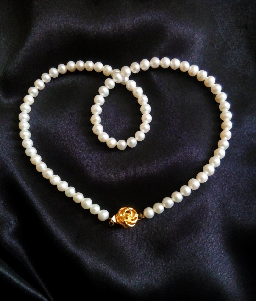 Jewel pearl strand string of pearls