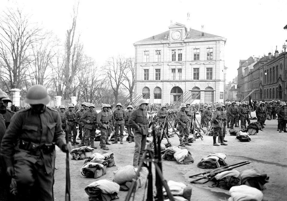 Truppen auf dem Waisenhausplatz während des Landesstreiks - CH-BAR - 3241470